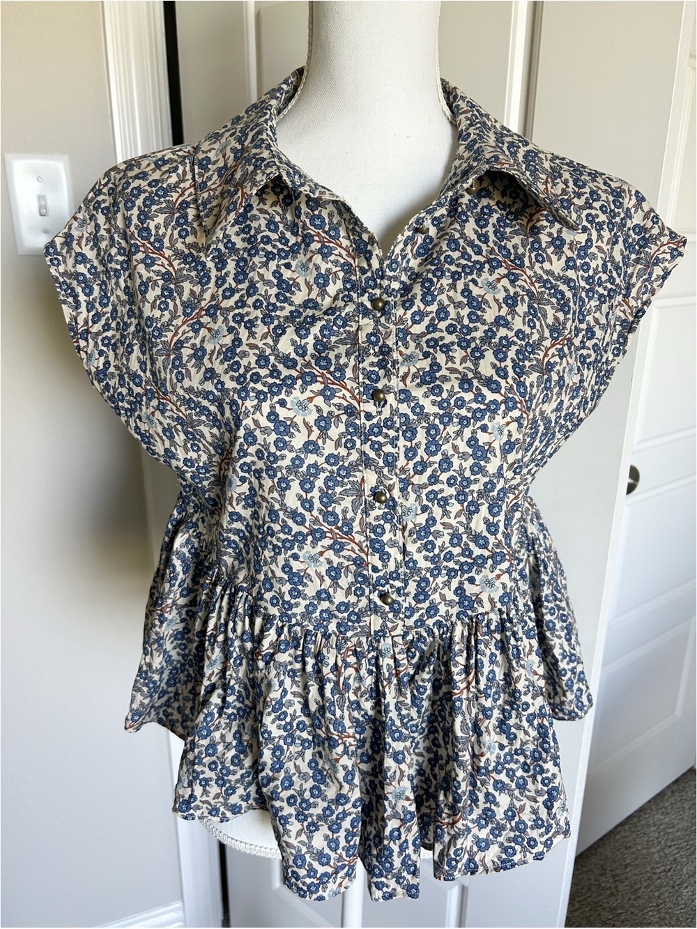 bohme Navy and Cream Floral Peplum Button-Front Pullover Blouse 100% Cotton XS